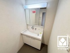 収納付きでスッキリお使い頂ける洗面台です。洗面ボウルが広めなので、忙しい朝でも身支度がしやすく時短になります。