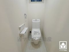 ペーパーホルダーの上部はカウンタースペースになっており、消耗品置き場や小物置きとしてもお使いいただけます。