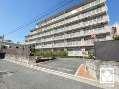 陽光に映える美しい外観。街並みに馴染みながらも、ひときわ目を引く存在感。