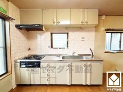 キッチンは空間を有効活用できる壁付けタイプ。窓がございますので、昼間は手元が明るく、お料理がはかどります。