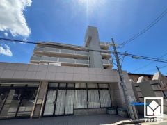 阪急電鉄神戸線「武庫之荘」駅まで徒歩約11分、JR東海道本線「立花」駅まで徒歩約24分の立地。2沿線利用可能で、毎日の通勤・通学だけでなく、休日のお出かけまで利便性に優れています。