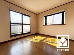 約6.5帖の3階洋室です。バルコニーにつながるお部屋で、通風・陽当たり良好。