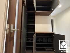 玄関にはシューズボックスを完備。家族の靴もしっかり収納できるので、玄関がいつも片付き、気持ちよくお客様を迎えられます。