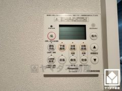 浴室暖房乾燥機付き。真冬の寒い浴室を暖かく、また雨の日の洗濯物の乾燥にと多用途に活躍する機能です。