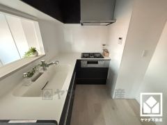 作業動線が最短距離で効率良く動けるL型キッチン。コーナー部分の作業スペースをより広く確保できているのも魅力です。
