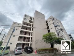 陽光に映える美しい外観。街並みに馴染みながらも、ひときわ目を引く存在感。