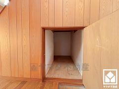 玄関には階段下の収納スペースを完備。靴やアウトドア用品もスッキリ収まり、いつでも整った空間に。