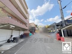 キッチンはカウンター付きの対面式。配膳や片付けがしやすく、お料理中でもお子様の様子が分かって安心です。