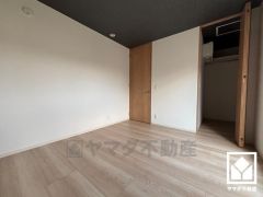 ウォークインクローゼット付きのお部屋で整理整頓しやすいです。