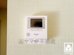 突然の来訪時でも安心なモニター付きインターホンを完備。お留守番中のお子様でも簡単に来訪者の確認ができます。