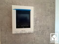 突然の来訪時でも安心なモニター付きインターホンを完備。お留守番中のお子様でも簡単に来訪者の確認ができます。