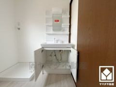 収納豊富でスッキリお使い頂ける洗面台です。洗面ボウルが広めなので、忙しい朝でも身支度がしやすく時短になります。