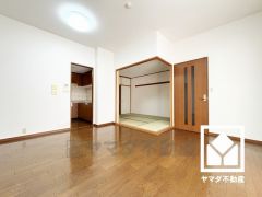 約6帖の和室がリビングに隣接しており、一体利用も可能です。子どもの遊び場、お昼寝スペース、家族のくつろぎ空間にも。和室があると、暮らしの幅がぐんと広がる。