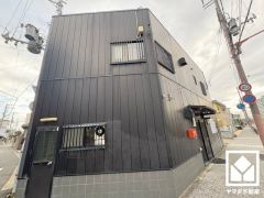 県道606号線の大通りに面しています。近隣には多数の店舗が立ち並んでおり往来も多く、アクセス・視認性に優れた立地です。