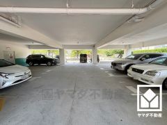 敷地内に駐車場を完備。重い荷物や雨の日の移動もスムーズで、快適なカーライフを実現。空き状況等は弊社スタッフまでお気軽にお問い合わせください。
