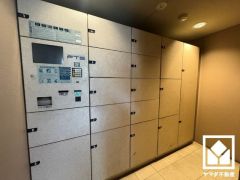 宅配ボックスも完備しています。留守でも安心、荷物の受け取りをスムーズに。