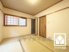 約6帖の和室です。陽光がたっぷり差し込む洗練された和の空間。温かみのある畳のスッキリとしたデザインが、暮らしを心地よく彩ります。