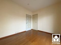 全居室収納付きです。廊下にも物入があり、住空間を広々お使いいただけます。