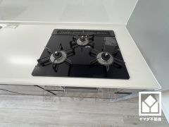 毎日の料理がもっとスムーズに。便利な3口コンロ付きキッチン。