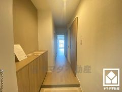 シンプルで洗練された玄関デザイン。帰るたびにホッとできる、心地よい住まいの入り口。