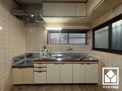 キッチンは空間を有効活用できる壁付けタイプ。2面採光の窓がございますので、昼間は手元が明るく、お料理がはかどります。