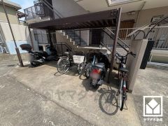 屋根付き駐輪場なので、雨や風、直射日光からお乗り物を守ることができます。