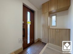 玄関にはシューズボックスを完備。家族の靴もしっかり収納できるので、玄関がいつも片付き、気持ちよくお客様を迎えられます。