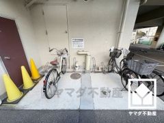随所に駐輪場が設けられています。屋根付き駐輪場もございますので、雨や風、直射日光から自転車を守ることができます。