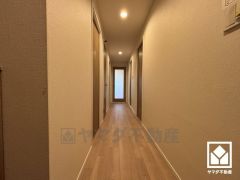 シンプルで洗練された玄関スペース。帰るたびにホッとできる、心地よい住まいの入り口。