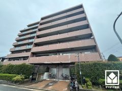 玄関周りに個性が生まれるポーチ付き。防犯面でも効果的です。