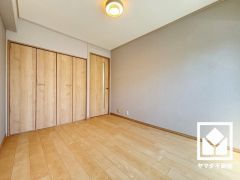 バルコニーにつながるお部屋で、通風・陽当たり良好。