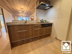 カウンターキッチンなので配膳や片付けがしやすく、お料理中でもお子様の様子が分かって安心です。