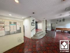 開放的で落ち着いたロビーが、心を癒すひとときを演出。くつろぎと気品が共存する、快適な住まい。
