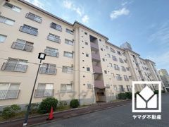 浴室にも小窓が付いているので明るく、こもりがちな湿気もすぐ取り除くことができます。