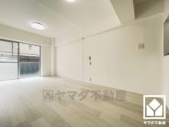 大きな窓があり、明るい陽射しが感じられるリビングです。