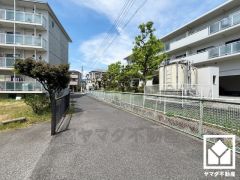 「段上小学校」まで徒歩4分。低学年のお子様も安心して通学していただけます。