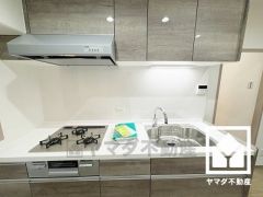 キッチンは空間を有効活用できる壁付けタイプ。窓がございますので、昼間は手元が明るく、お料理がはかどります。
