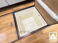 キッチンには床下収納も完備。災害時の非常食や食料品のストックなどを保存できます。