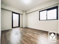 約6.5帖の洋室です。バルコニーにつながる2面採光のお部屋で、通風・陽当たり良好。お子様のお部屋などにも丁度良い広さです。