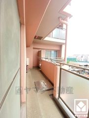 午後の光がたっぷりさしこむ、南西向きバルコニー。