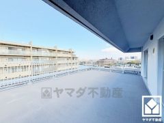 東側の眺望です。約69.72平米の広々としたルーフバルコニーで、陽射しを感じながら贅沢な時間を過ごすことができます。