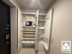 玄関にはシューズボックスを完備。家族の靴もしっかり収納できるので、玄関がいつも片付き、気持ちよくお客様を迎えられます。備え付けの傘立てやキーフックなど、整理整頓がしやすい設計になっています。