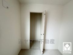 クローゼットは奥行きがあるので、収納力も申し分ありません。