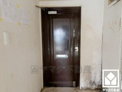 リフォーム前の玄関の写真です。フロアタイル、クロス、建具玄関扉など全面改装し、次のように生まれ変わりました。