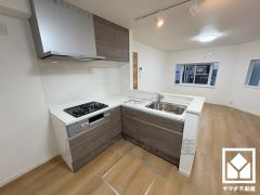 カウンターキッチンなので配膳や片付けがしやすく、お料理中でもお子様の様子が分かって安心です。L型なので作業動線が最短距離で効率良く動けます。ハウステック製です。