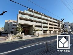 アルコーブの隣にトランクルームや、リビングや廊下にも収納スペースが複数あり、住空間を広々お使いいただけます。