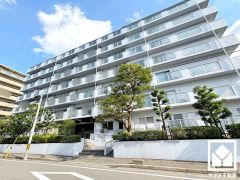 西側に県道142号線が通っており、名神高速道路の尼崎インターチェンジも下道で5分圏内です。神戸方面や大阪方面へ出やすく、車での移動にも便利な立地です。