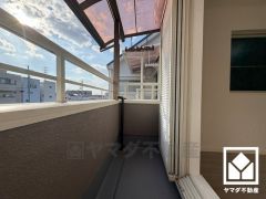 南向きバルコニーで陽当たり、風通し良好。屋根付きなので急な雨の日も安心ですね。