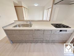 調理に手間がかかりがちな肉や魚を、短時間でサッと焼き上げることができるグリル付き。換気効率が高くお手入れしやすいスリム型のレンジフードも完備。スッキリとしたスタイリッシュなデザインも魅力の一つです。