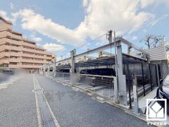 敷地内に駐車場を完備（月額13000円～18000円）。現在、駐車場に空きがございます。空き状況は変動いたしますので、詳細は弊社スタッフまでお気軽にお問い合わせください。